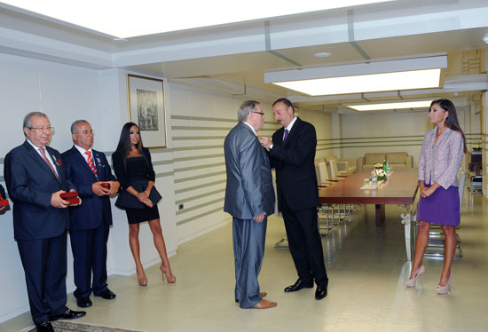 President Ilham Aliyev hands out Dostlug order and Taraggi medal to public figures (PHOTO)