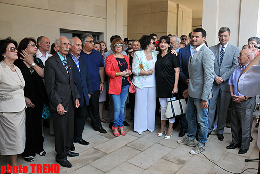 Эмин Агаларов: "Имя Муслима Магомаева всегда присутствует в нашей жизни" - открытие барельефа в Баку (фотосессия)