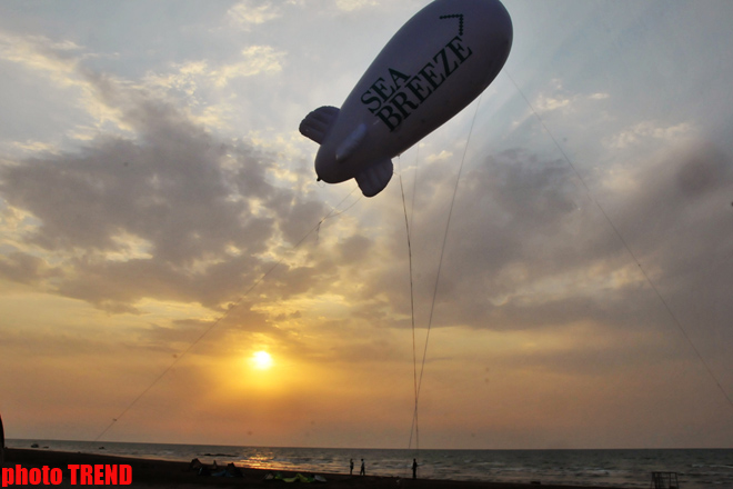 Зулейха Акчурина поймала рукой закат солнца на берегу Каспийского моря (фотосессия)