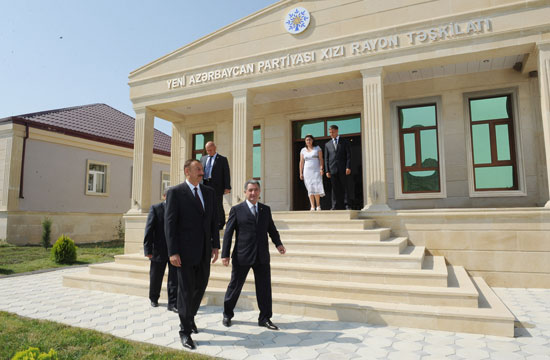 İlham Əliyev Yeni Azərbaycan Partiyası Xızı rayon təşkilatının yeni inzibati binasının açılışında iştirak edib (FOTO)