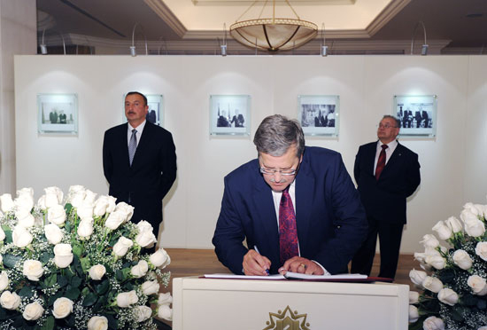 Polish President visits Heydar Aliyev Foundation (PHOTO)