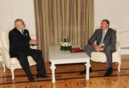 Azerbaijani President receives Romanian ambassador (PHOTO)