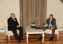 Azerbaijani President receives Romanian ambassador (PHOTO)