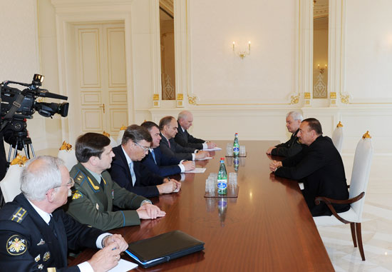 Azerbaijani President receives Russian Defense Minister (PHOTO)