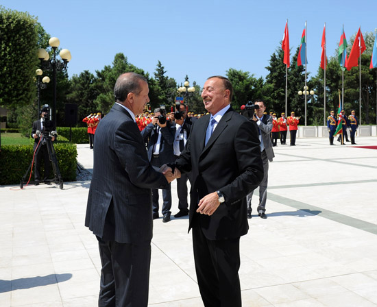 Turkey`s PM officially welcomed to Azerbaijan (PHOTO)
