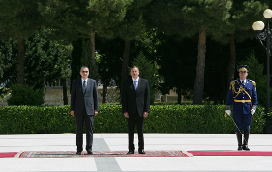Turkey`s PM officially welcomed to Azerbaijan (PHOTO)