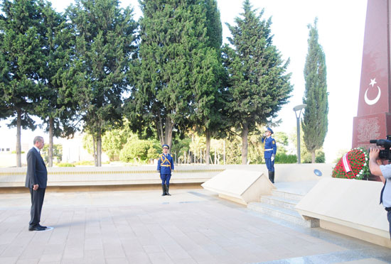 Turkish PM visits Alley of Honors and Alley of Martyrs in Baku (PHOTO)