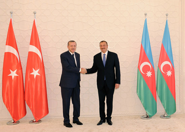 Президент Азербайджана и премьер-министр Турции провели встречу один на один