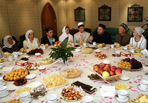 За праздничным столом разговения месяца Рамазан в разных странах (фотосессия)