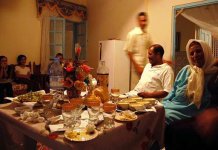 За праздничным столом разговения месяца Рамазан в разных странах (фотосессия)