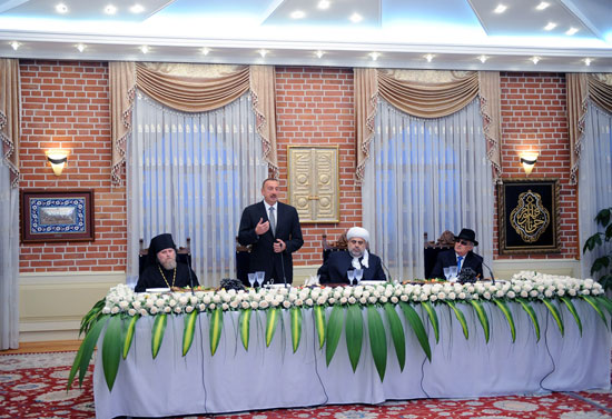 Prezident İlham Əliyev: Azərbaycanda islam dininə olan hörmət bütün başqa dinlərə olan ehtiramla tamamlanır (ƏLAVƏ OLUNUB)