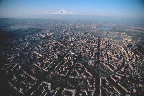 Власти Армении держат Ереван в транспортной блокаде