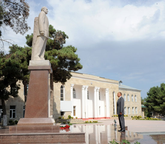 Президент Азербайджана посетил памятник общенациональному лидеру Гейдару Алиеву в Шабране (ФОТО)