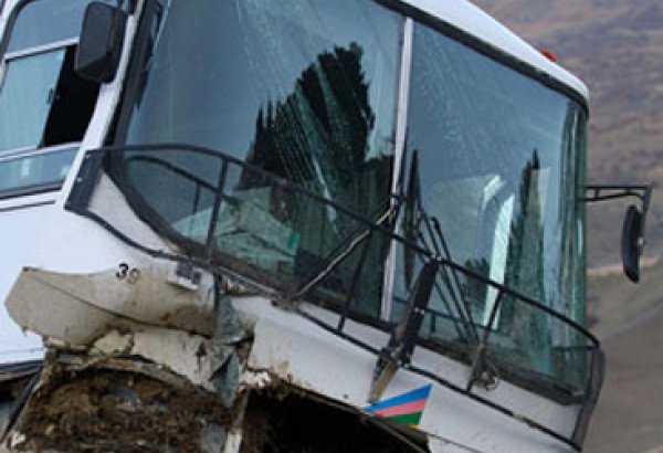 В Сабаильском районе Баку столкнулись два автобуса, есть погибший