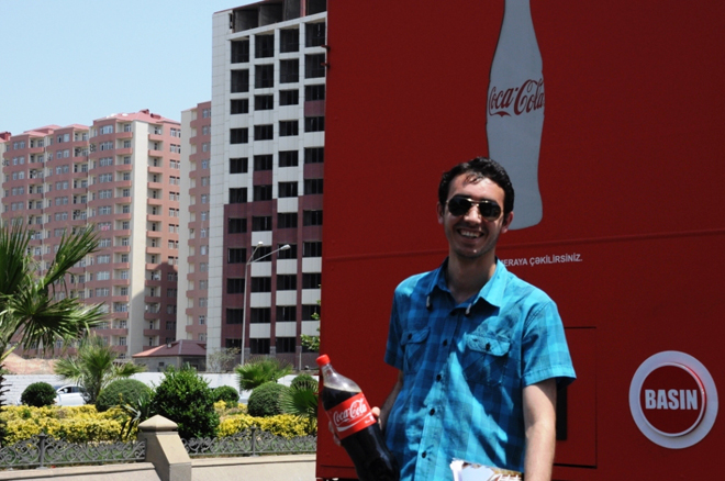 Coca-Cola-dan "Xoşbəxtlik maşınını" (FOTO)