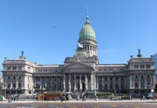 В Аргентине одобрили закон о признании приставаний на улице преступлением