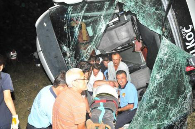 Tarım işçilerini taşıyan minibüs kaza yaptı: 21 yaralı