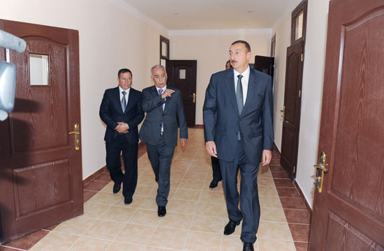 Ильхам Алиев ознакомился с ходом ремонтных работ в школах и детском саду в поселке Бузовна (ФОТО)