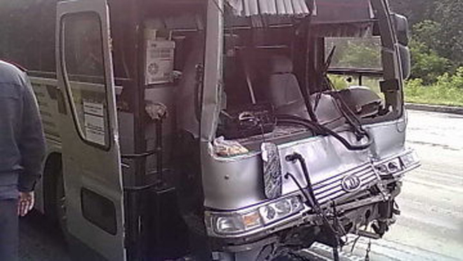 Avtobus yük maşını ilə toqquşdu: Ölən və yaralananlar var