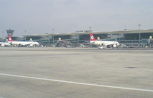 Из-за сильного ветра задержан ряд рейсов в стамбульском аэропорту имени Ататюрка
