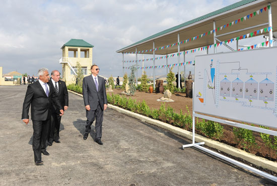 İlham Əliyev Qobustanda müasir taxıl anbarı kompleksi ilə tanış olub (FOTO)