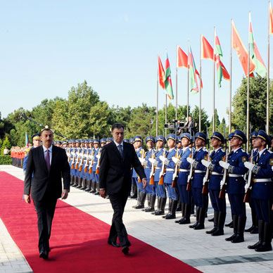 Montenegrin President officially welcomed to Azerbaijan (PHOTO)