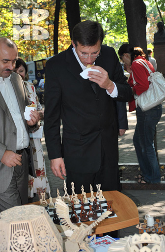 XI Фестиваль национальностей в Молдове - азербайджанский  чай, хлеб-соль и плацинда (фотосессия)