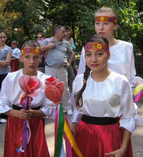 XI Фестиваль национальностей в Молдове - азербайджанский  чай, хлеб-соль и плацинда (фотосессия)