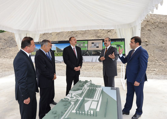 Президент Азербайджана ознакомился со строительством комплекса на территории массового захоронения в Губе (ФОТО)
