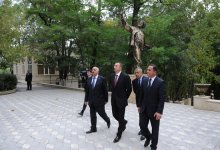 Президент Азербайджана ознакомился в Губе с ходом реконструкции парка им.Низами и открыл шахматную школу (ФОТО)