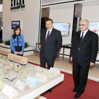 Президент Ильхам Алиев ознакомился с выставкой "Независимый Азербайджан за 20 лет" (ФОТО)