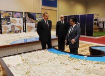 Президент Ильхам Алиев ознакомился с выставкой "Независимый Азербайджан за 20 лет" (ФОТО)