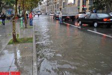 Улицы Баку, превратившиеся после ливня в реки - ФОТОСЕССИЯ