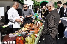 "Ты его пахал, сажал? Ты только кушать любишь", или Яркие краски Фестиваля сбора винограда в Баку (фотосессия)