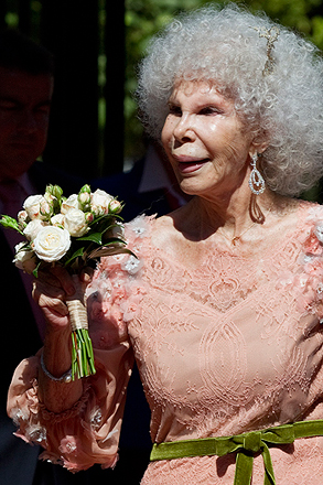 85-летняя герцогиня Альба сочеталась браком с 60-летним Альфонсо Диесом (фотосессия)