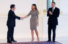 Николя Саркози вручил первой леди Азербайджана орден "Офицер Почетного легиона"
