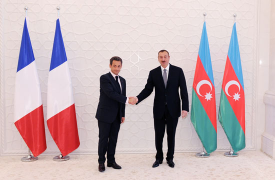 French President officially welcomed to Azerbaijan