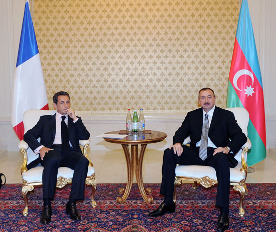 Состоялась встреча один на один президентов Азербайджана и Франции