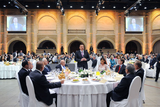 Президент Азербайджана и его супруга приняли участие в официальном приеме в честь участников Бакинского международного гуманитарного форума (ФОТО)