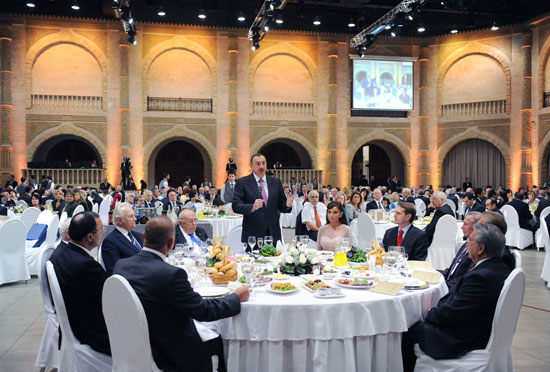 Президент Азербайджана и его супруга приняли участие в официальном приеме в честь участников Бакинского международного гуманитарного форума (ФОТО)