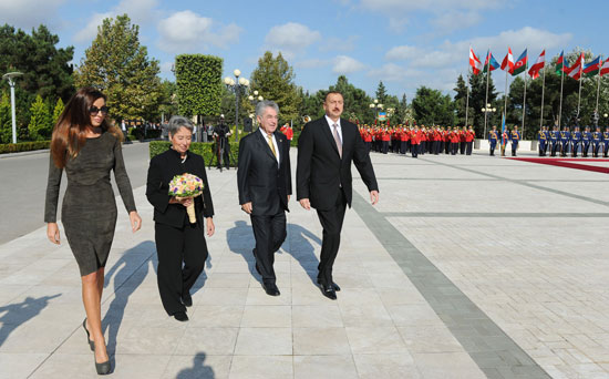 Azərbaycanda rəsmi səfərdə olan Avstriyanın Federal Prezidentinin rəsmi qarşılanma mərasimi olub (FOTO)