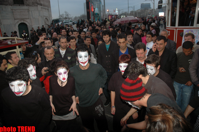 İstanbulda möhtəşəm pantomim küçə teatrı şousu (FOTO)