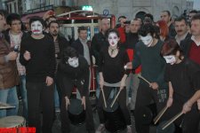 İstanbulda möhtəşəm pantomim küçə teatrı şousu (FOTO)