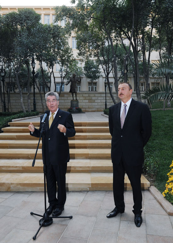 Президенты Азербайджана и Австрии приняли участие в открытии в Баку памятника Моцарту (ФОТО)