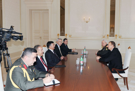 Ильхам Алиев принял делегацию во главе с министром обороны Турции