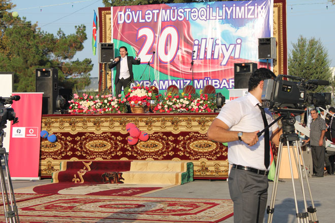 Азербайджанский певец выступил перед 54 тысячами зрителей: " На меня лился дождь из цветов" (фото)