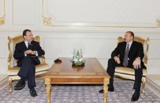 Azerbaijani President receives incoming British ambassador's credentials