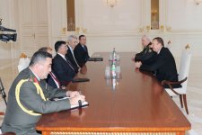 Ильхам Алиев принял делегацию во главе с министром обороны Турции