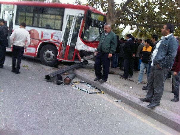 Bakıda avtobusla "Mercedes" toqquşub, 2 nəfər ölüb