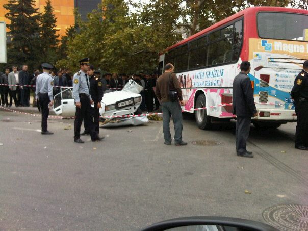 В Баку маршрутка столкнулась с легковым автомобилем, есть погибший